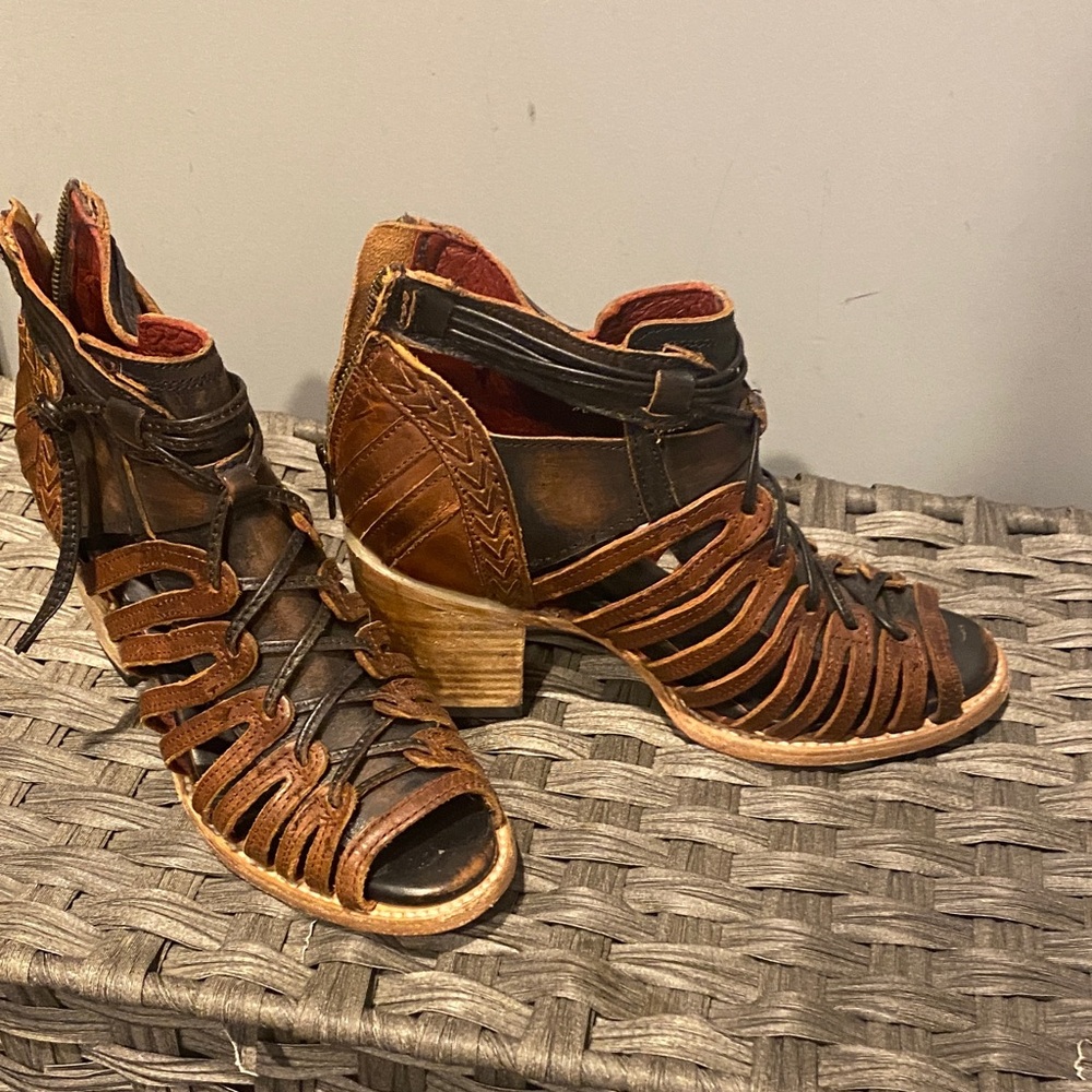 Freebird Sandals - Waze (size 8) brown hardly worn